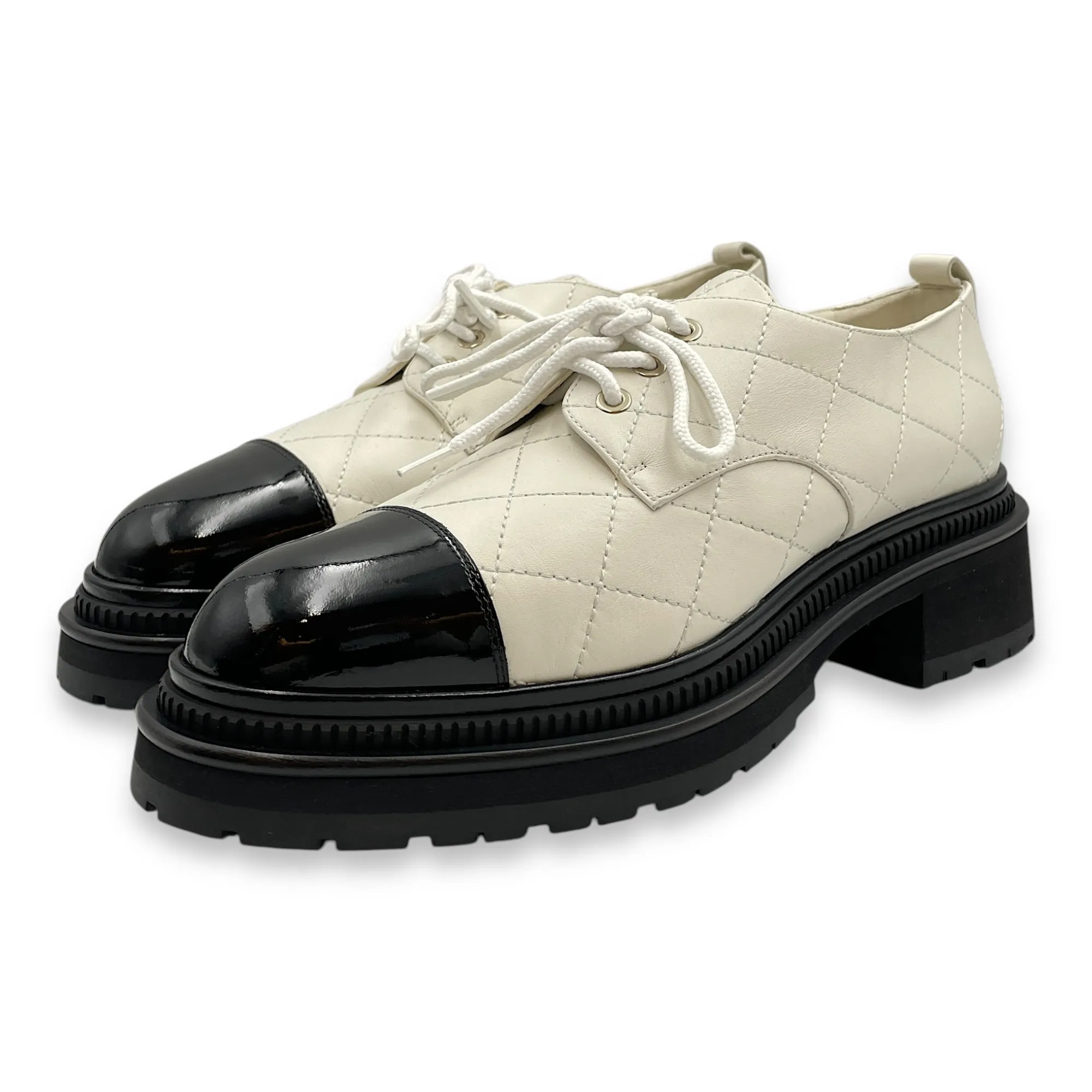 2023 Quilted Bi-color Lace up Shoes 40 Black/White Loafers in Patent, Calf, Silver hardware
